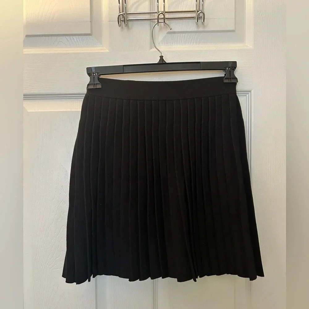 Nwt! Co Pleated Knit black Skirt
Small - Picture 6 of 10